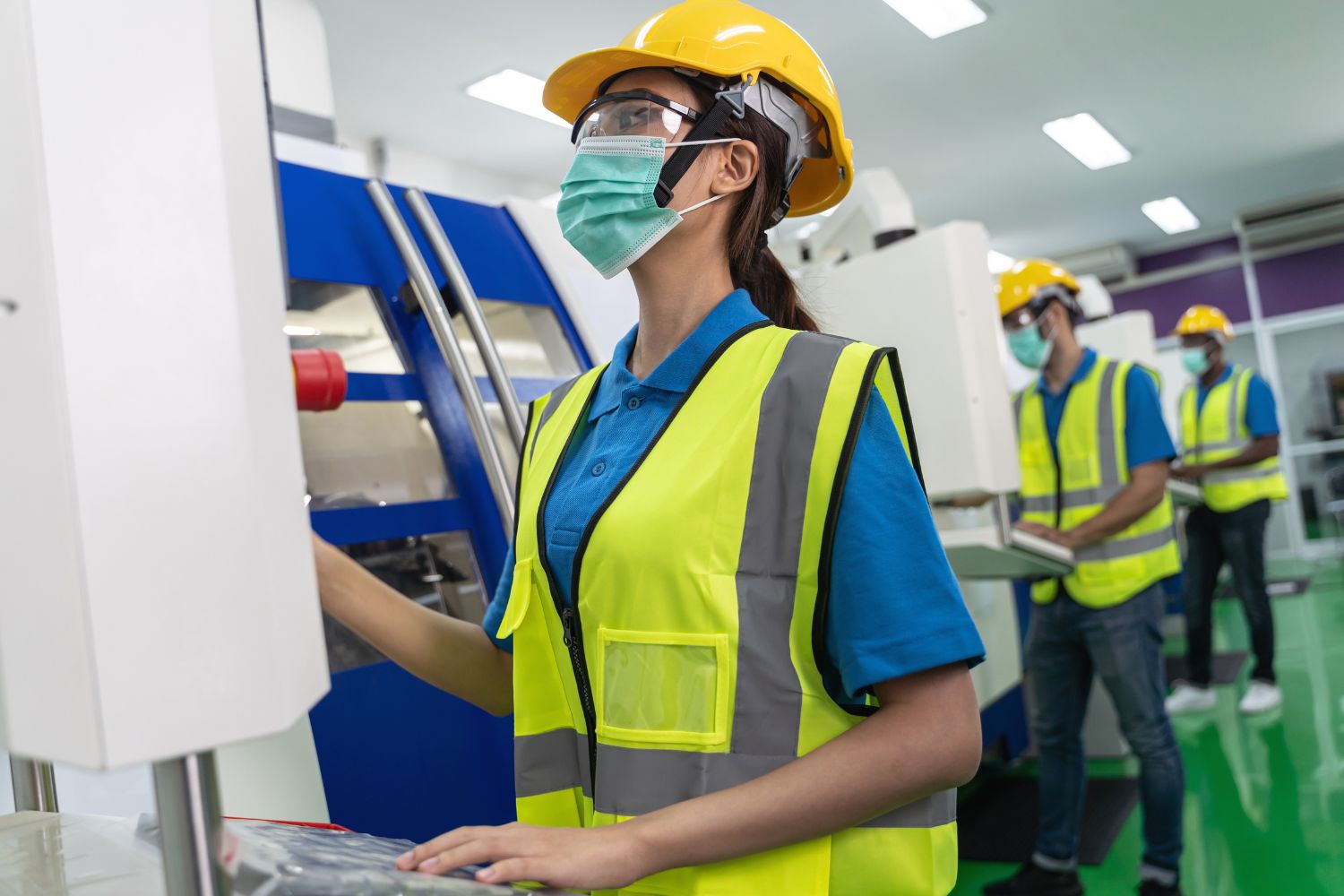 ¿Deben los empleadores entregar mascarillas en el trabajo?