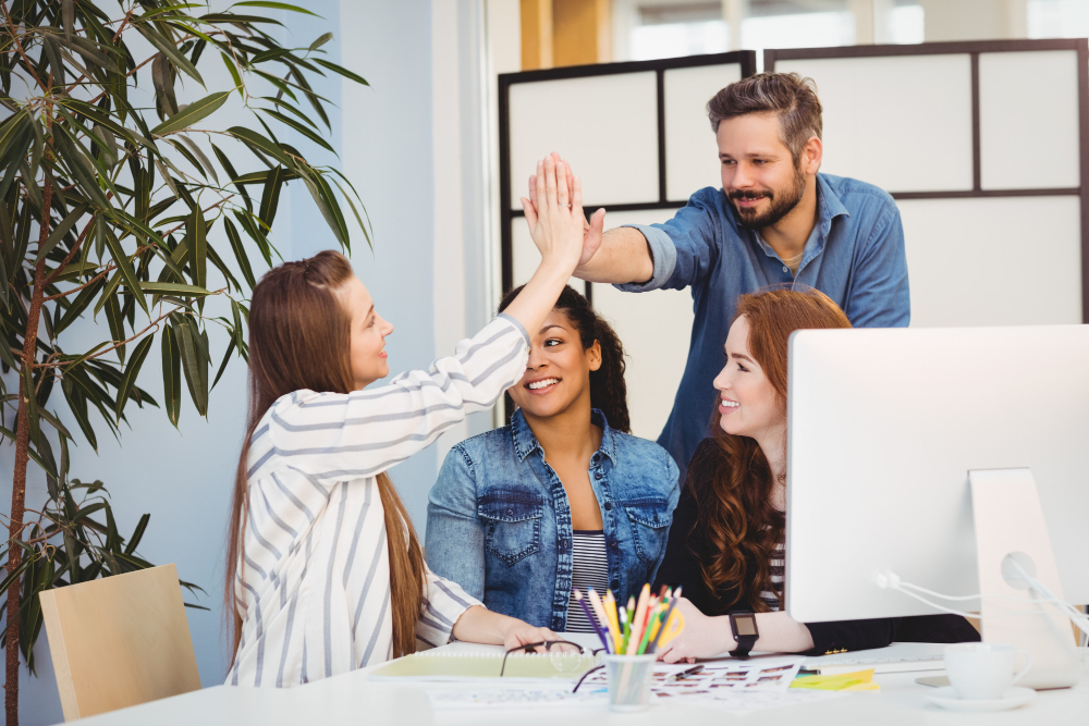 Equipo de negocios trabajando en conjunto