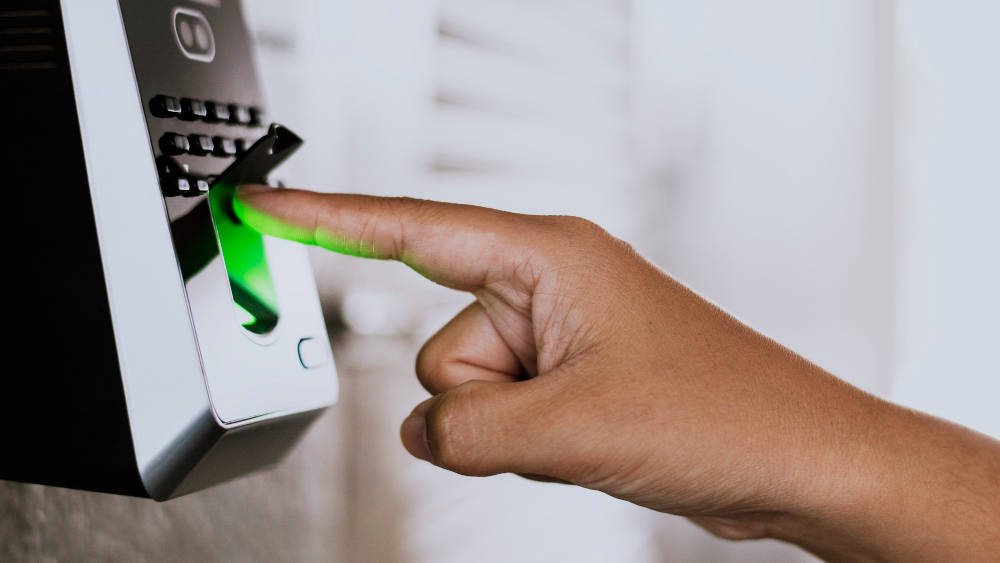 Reloj control asistencia: 3 diferencias y formas de gestionar ausencias laborales