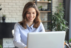 Mujer trabajando en línea con un sistema de RH para gestionar procesos de recursos humanos de forma eficiente.