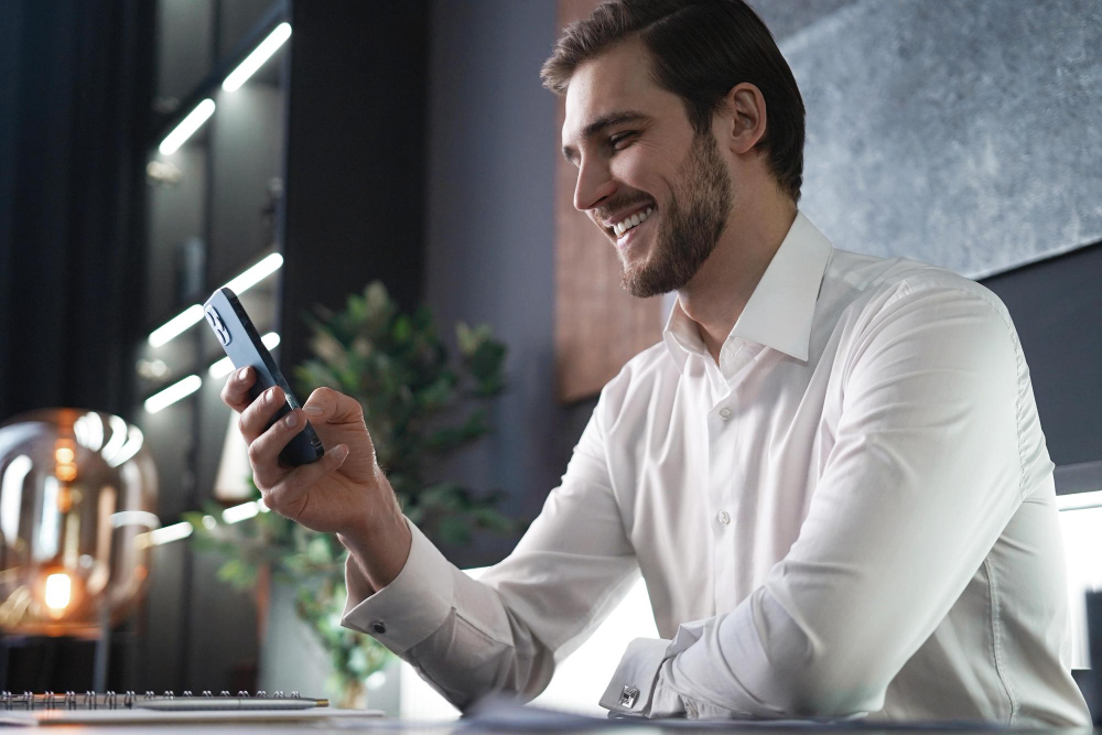 Trabajador accediendo a anticipo de sueldo desde el sistema Rex+ integrado con Quansa